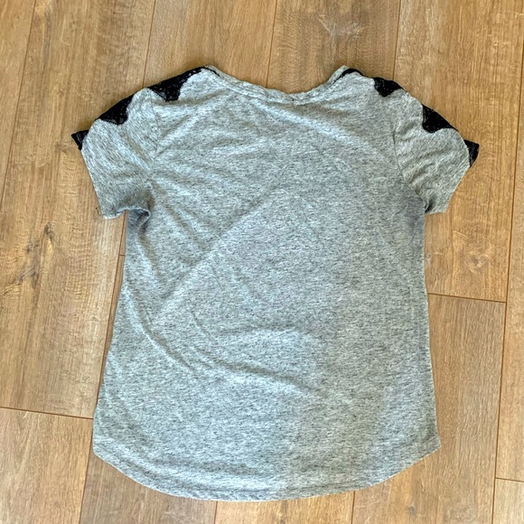 FREE WITH PURCHASE ☀️ Gray t-shirt with black lace details - Picture 2 of 5